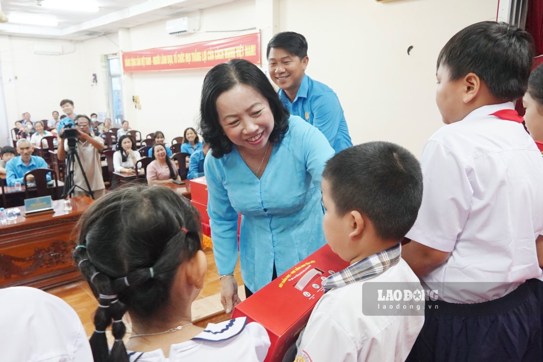 Ms. Thai Thu Xuong - Vice President of the Vietnam General Confederation of Labour - presents handwriting for reading and learning English to children of union members and workers in difficult circumstances. Photo: Ta Quang