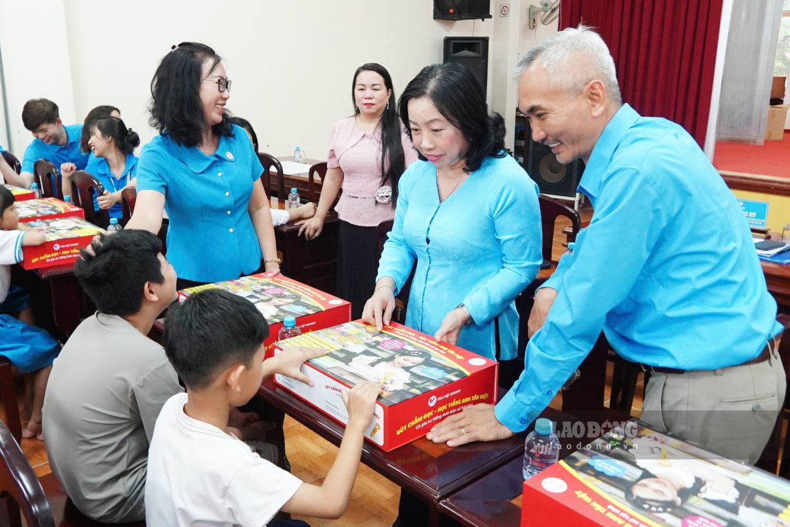 Bà Thái Thu Xương - Phó Chủ tịch Tổng LĐLĐ Việt Nam thăm hỏi, động viên các em nhỏ là con của đoàn viên, người lao động có hoàn cảnh khó khăn. Ảnh: Tạ Quang