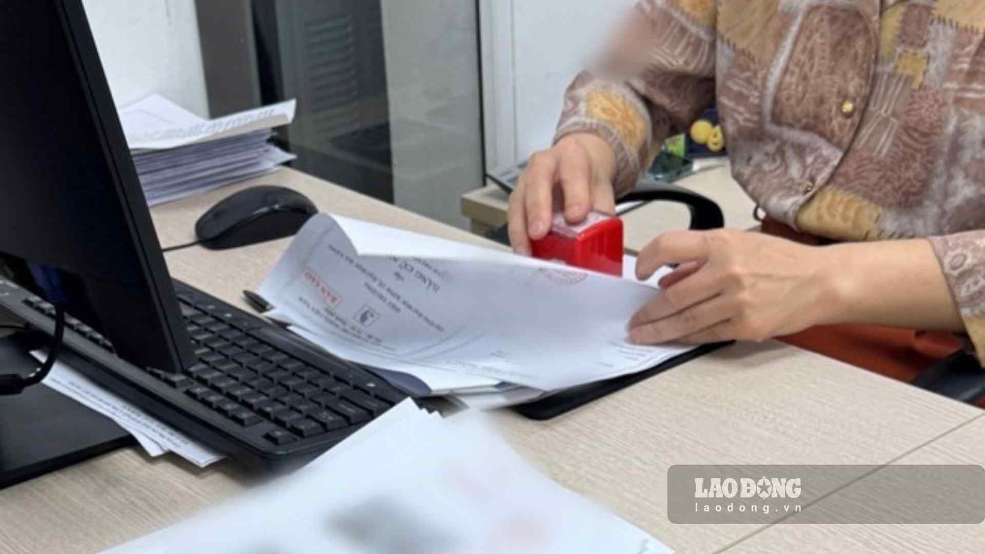 The Ministry of Finance has just answered citizens about the signature authentication fee. Photo: Tri Minh