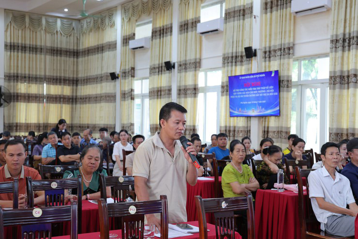Đại diện hộ gia đình bị ảnh hưởng bởi dự án tuyến đường sắt đô thị số 2A kéo dài từ Hà Đông - Xuân Mai phát biểu ý kiến. Ảnh: Trang tin điện tử xã Xuân Mai