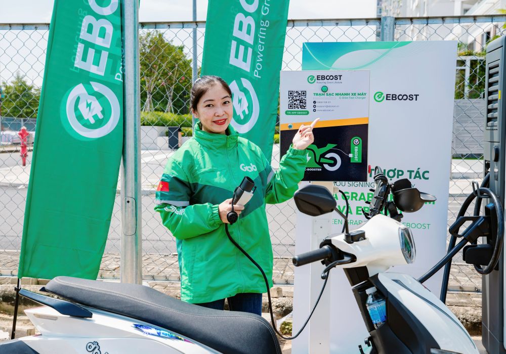 Eboost offers flexible charging solutions for both electric motorbikes and electric cars. Photo: Grab