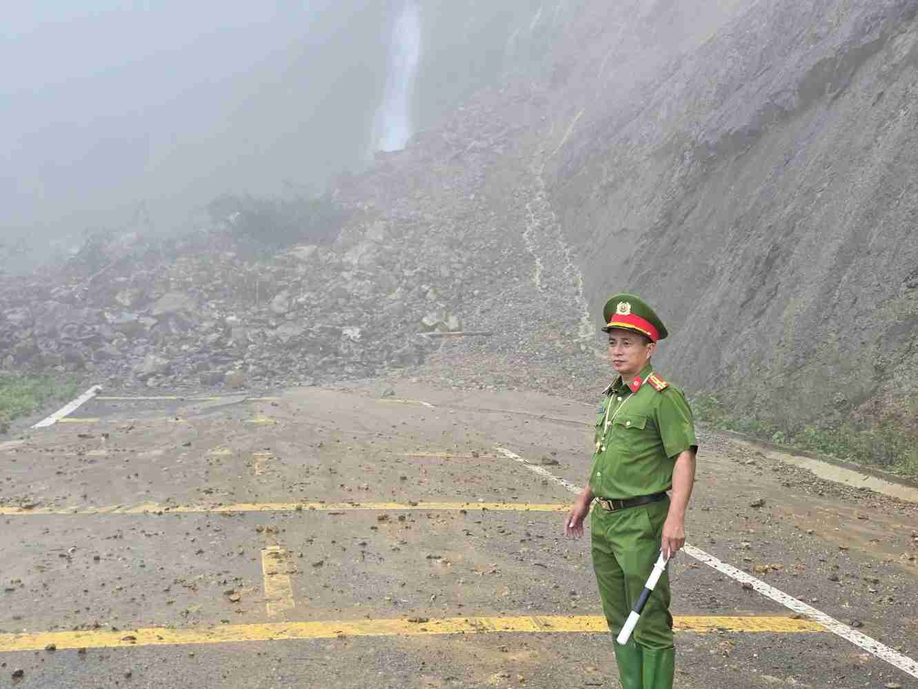 Police forces promptly arrived to warn immediately after a landslide occurred at Km156 + 300 National Highway 279 in the area of Sap Ngua village, Muong Than commune, Lai Chau. Photo: Lai Chau Police