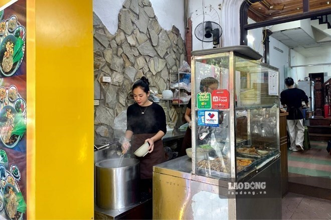 Consumers who denounce business households for not issuing or delivering electronic invoices may be considered for commendation according to regulations from July 1, 2026, according to the provisions of Decree 254/2026/ND-CP. Photo: Thanh Binh
