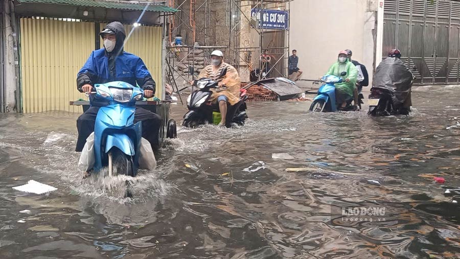 Some streets in Hanoi experienced localized flooding after the afternoon rain 9. 7. Photo: Hai Danh