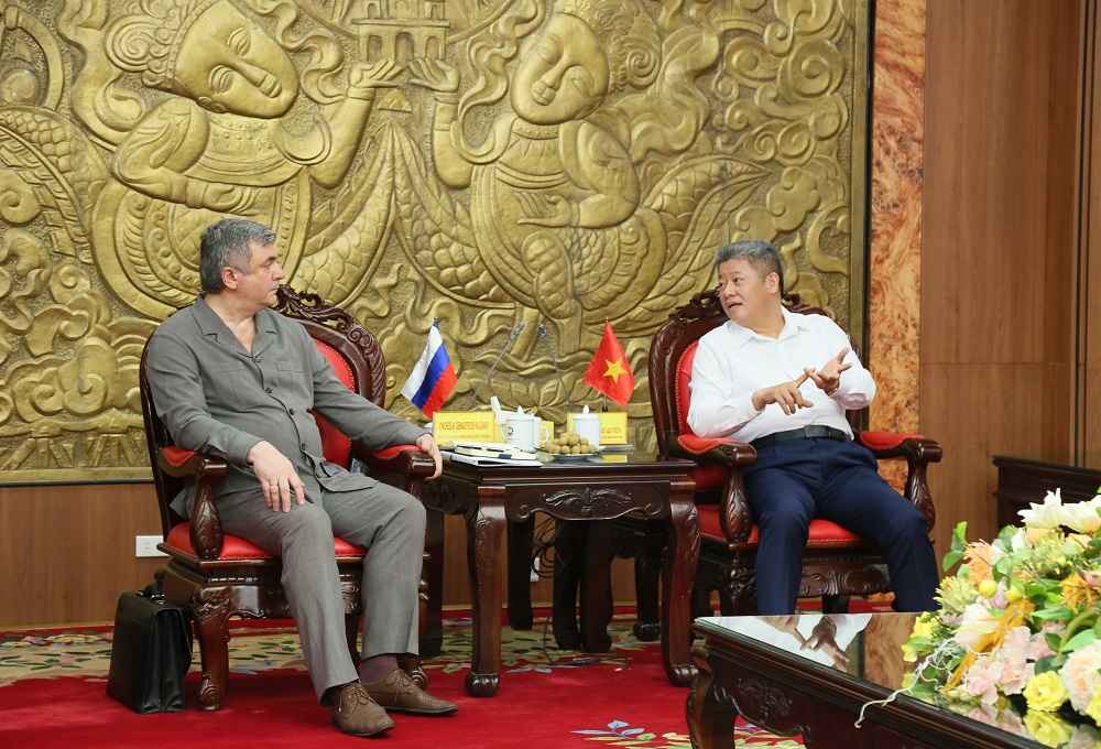 Chủ tịch UBND tỉnh tiếp ông Vyacheslav Gennadyevich Kalganov, Phó Chủ tịch Ủy ban Đối ngoại thành phố Saint Petersburg (Liên bang Nga).