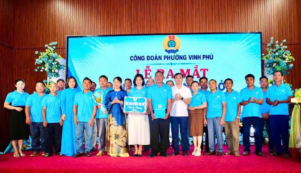 Vinh Phu Ward Trade Union organizes the launching ceremony of the Grassroots Flower and Ornamental Plant Trade Union and 8 new grassroots trade unions in the area. Photo: Vinh Phu Ward Trade Union