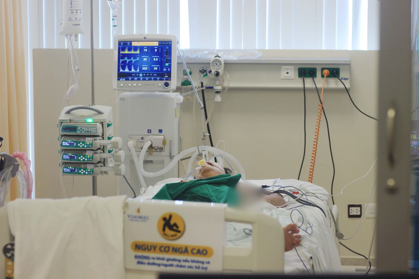 Patients are being treated at the Intensive Care Unit, Vinmec Phu Quoc General Hospital. Photo: Vinmec