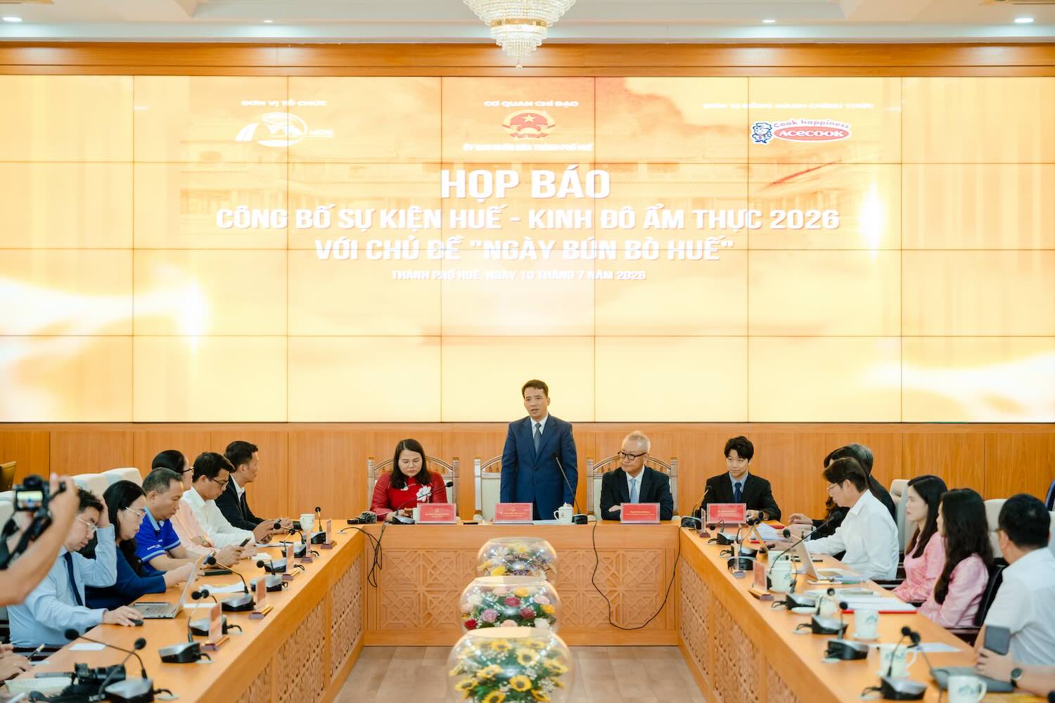 Hue City leaders inform about the fact that tourists are about to experience "Hue Beef Noodle Day" at Hue Festival. Photo: Provided by Hue City People's Committee.