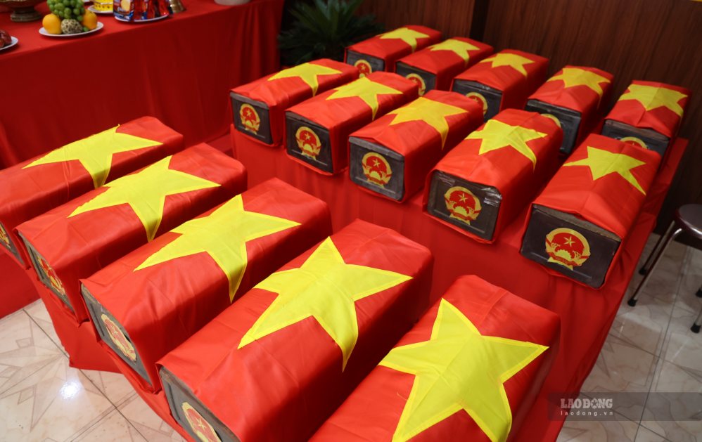 29 dépouilles et de nombreux vestiges de martyrs ont été rassemblés au parc Lê Thị Riêng. Photo: Anh Tú