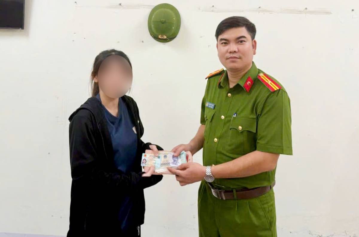 La police de la commune de Liêm Hà, province de Ninh Bình, a rapidement aidé à restituer les biens perdus aux habitants. Photo: Police de la province de Ninh Bình