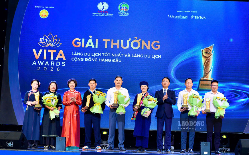 Lãnh đạo xã Nghĩa Đô (thứ 2 từ phải sang) và lãnh đạo xã Lâm Thượng (thứ 5 từ phải sang) nhận Giải thưởng VITA Awards 2026. Ảnh: Mai Oanh
