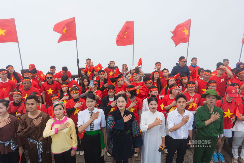 Cérémonie de lever du drapeau au sommet du Fansipan. Photo: Bao Nguyen