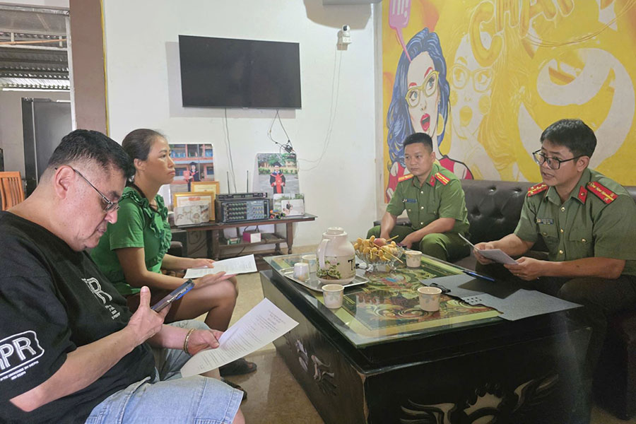 La police de la commune de Chí Đám (Phú Thọ) sensibilise et guide les établissements d'hébergement dans la gestion de la résidence des étrangers. Photo: Portail d'information électronique de la police provinciale de Phú Thọ
