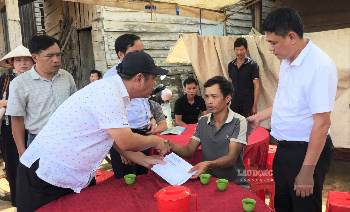 Lãnh đạo xã Nâm Nung tới thăm hỏi, chia buồn và trao kinh phí hỗ trợ gia đình các nạn nhân. Ảnh: Thần Hy