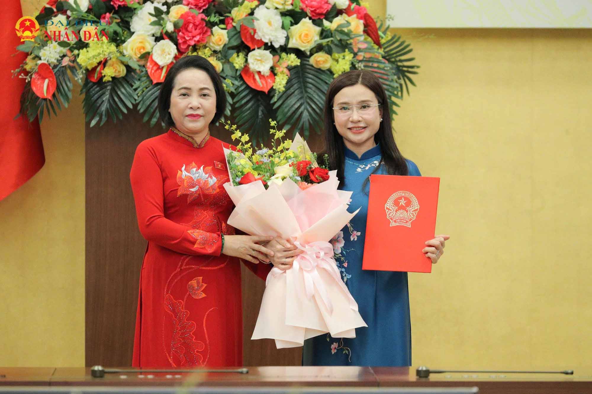 Member of the Party Central Committee, Vice Chairman of the National Assembly Nguyen Thi Thanh presents the Resolution and flowers to congratulate Deputy Chairman of the Committee for Petitions and Supervision Nguyen Pham Duy Trang. Photo: Quochoi. vn