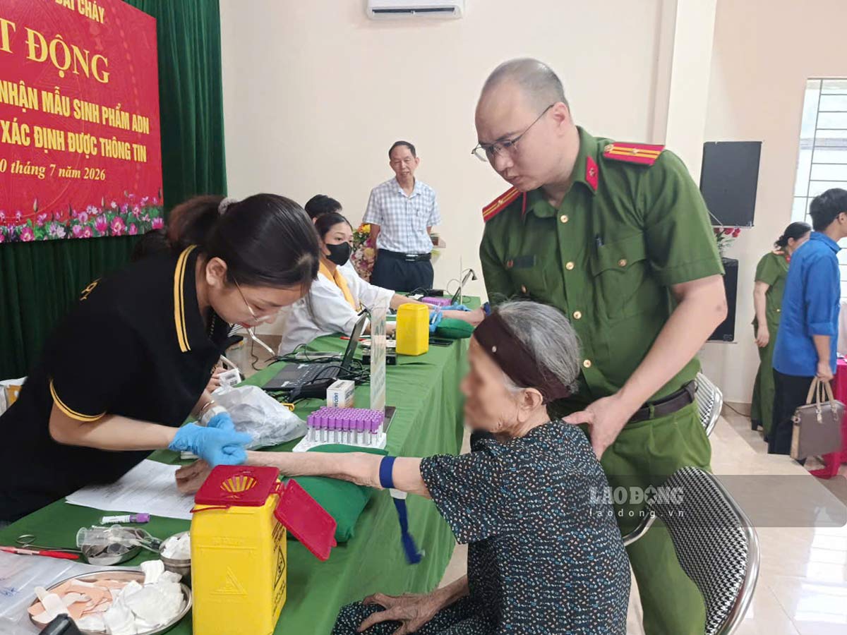 Taking DNA samples for relatives of martyrs in Bai Chay ward, Quang Ninh. Photo: Doan Hung
