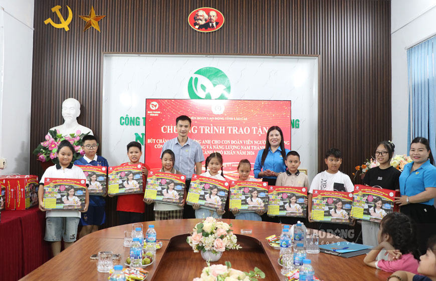 Lãnh đạo LĐLĐ tỉnh Lào Cai trao quà học tập cho con đoàn viên có hoàn cảnh khó khăn. Ảnh: Mạnh Hùng