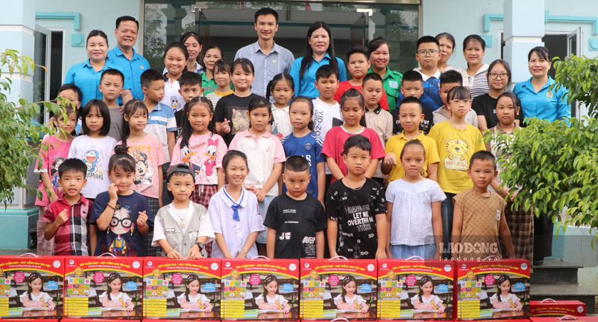 Lao Cai Provincial Labor Federation hands over "keys" to learning English to children of union members in difficult circumstances. Photo: Manh Hung