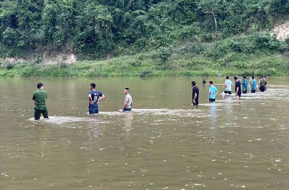 Functional forces have found the body of a 10-year-old girl in Vu Quang commune on the Ngan Truoi River. Photo: Chau Cam