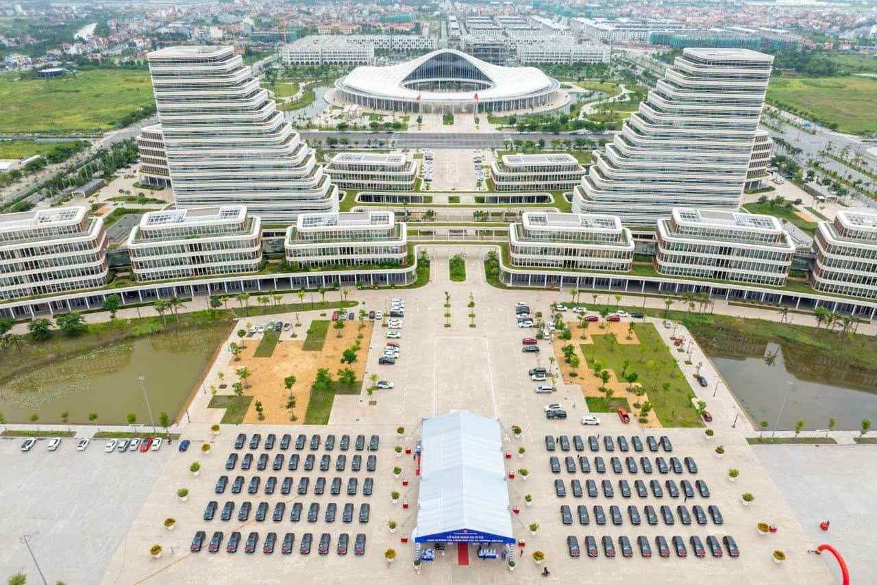 Overview of the handover event of 99 electric cars to communes, wards, and special zones of the city. Photo: Hai Phong e-Portal