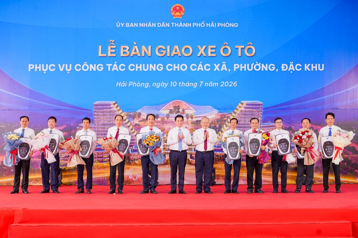 Lãnh đạo thành phố trao biểu trưng bàn giao xe ô tô điện cho đại diện các địa phương. Ảnh: Cổng TTĐT Hải Phòng