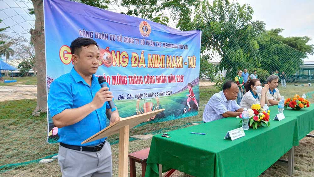 Mr. Pham Gia Dai (holding a microphone) has maintained sports activities for many years, contributing to improving the spiritual life of nearly 7,000 union members and workers. Photo: Grassroots Trade Union provided by TKG Taekwang Moc Bai Joint Stock Company