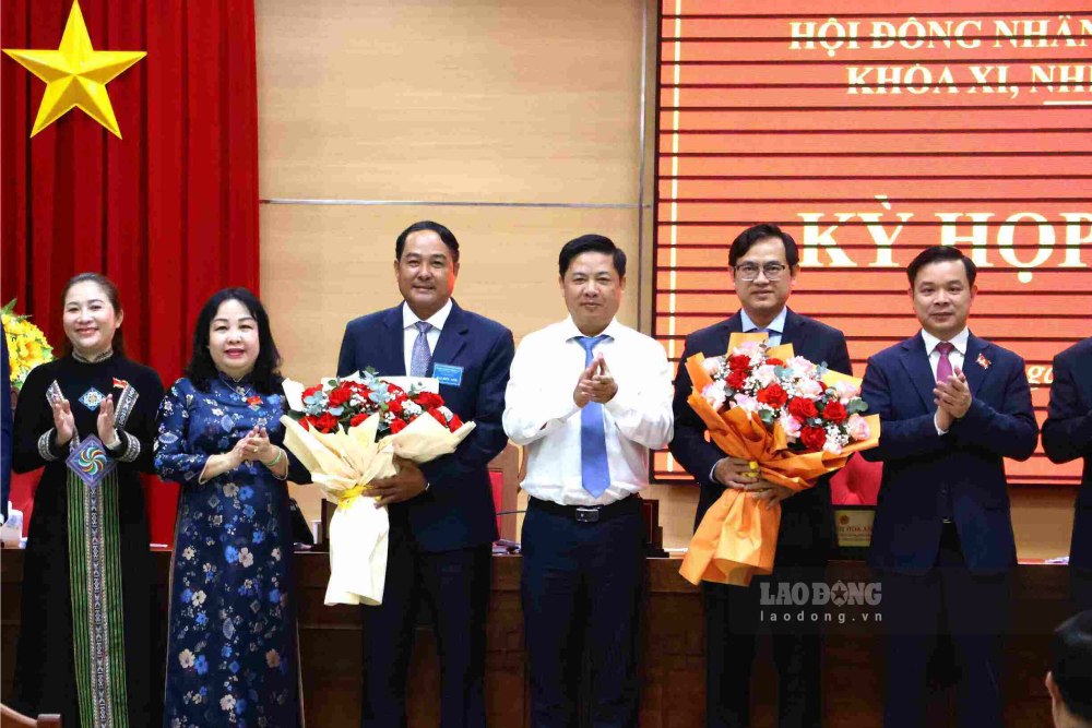 Leaders of the Provincial Party Committee, Provincial People's Council, and Dak Lak Provincial People's Committee present flowers to congratulate Mr. Y Nhuan Bya - the new Vice Chairman of Dak Lak Provincial People's Committee, term 2026-2031 (3rd from the left). Photo: Bao Trung