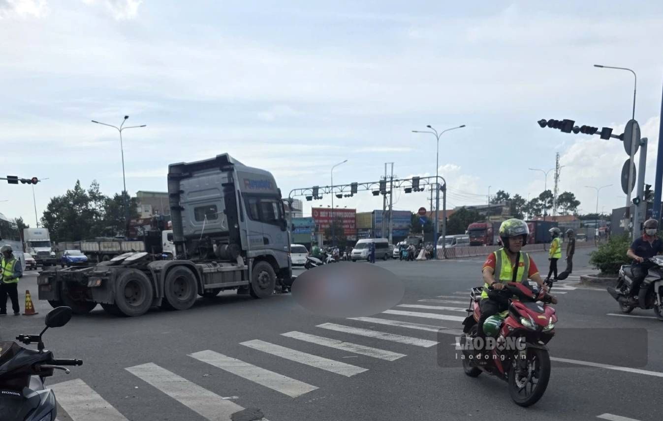 Scene of the accident that killed a woman in An Phu ward, Ho Chi Minh City. Photo: Dinh Trong