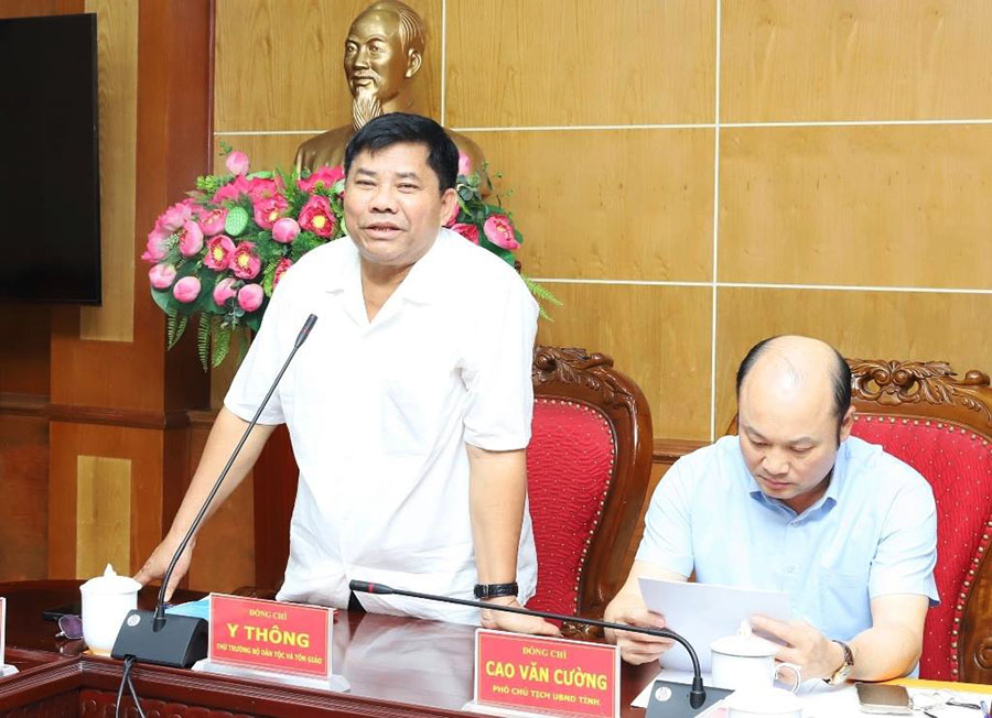 El Viceministro de Asuntos Étnicos y Religiosos Y Thong habla en la reunión de trabajo con el Comité Popular Provincial de Thanh Hoa. Foto: Portal de Información Electrónica Provincial de Thanh Hoa