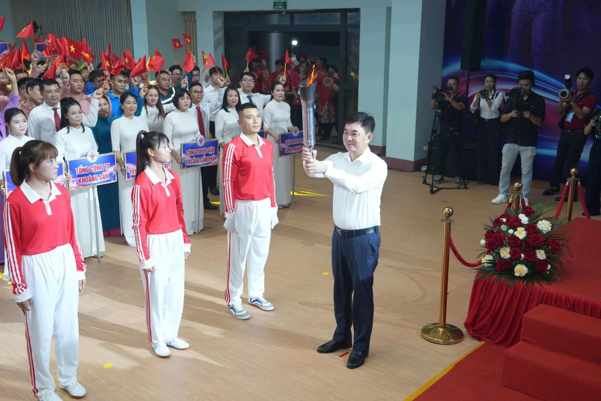 Ông Ngô Hoàng Ngân - Bí thư Đảng uỷ, Chủ tịch Hội đồng thành viên TKV - thực hiện nghi lễ thắp sáng Đài lửa Đại hội. Ảnh: Truyền thông TKV