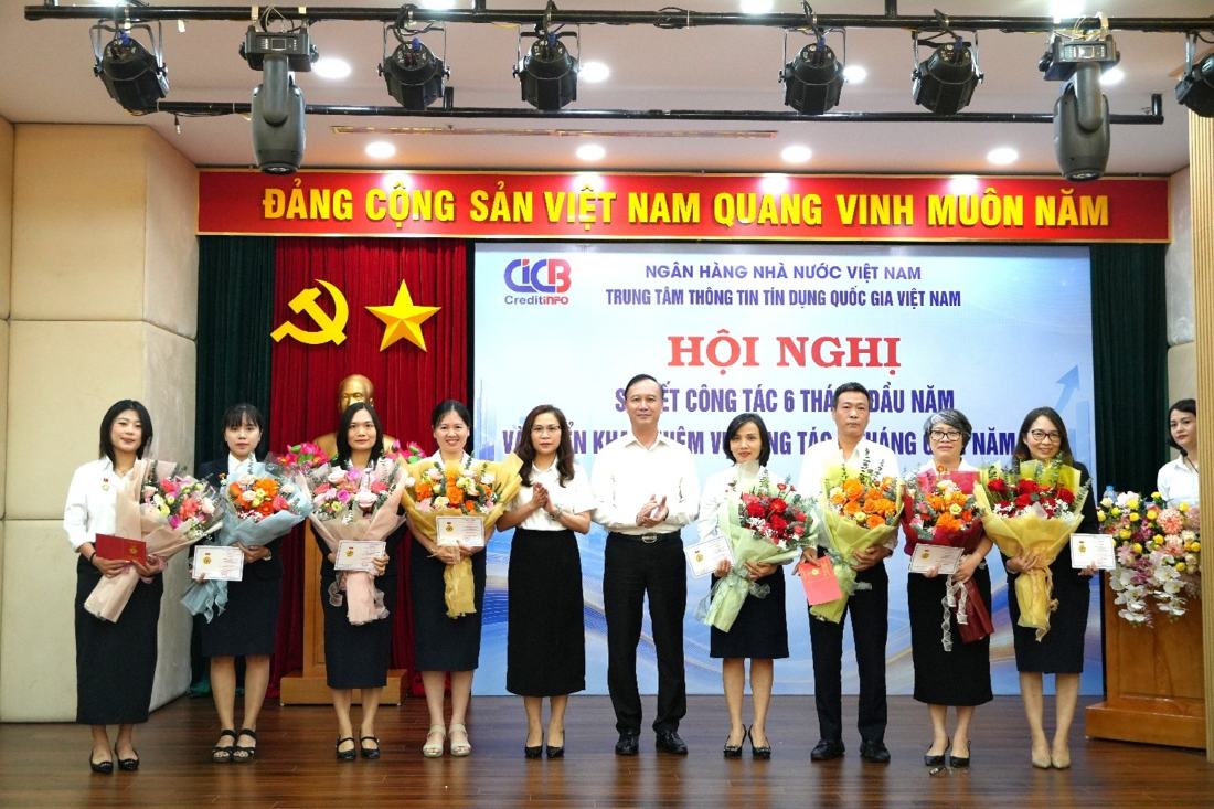 The CIC Board of Directors awarded the Medal "For the Cause of Banking" to individuals at the conference. Photo: CIC