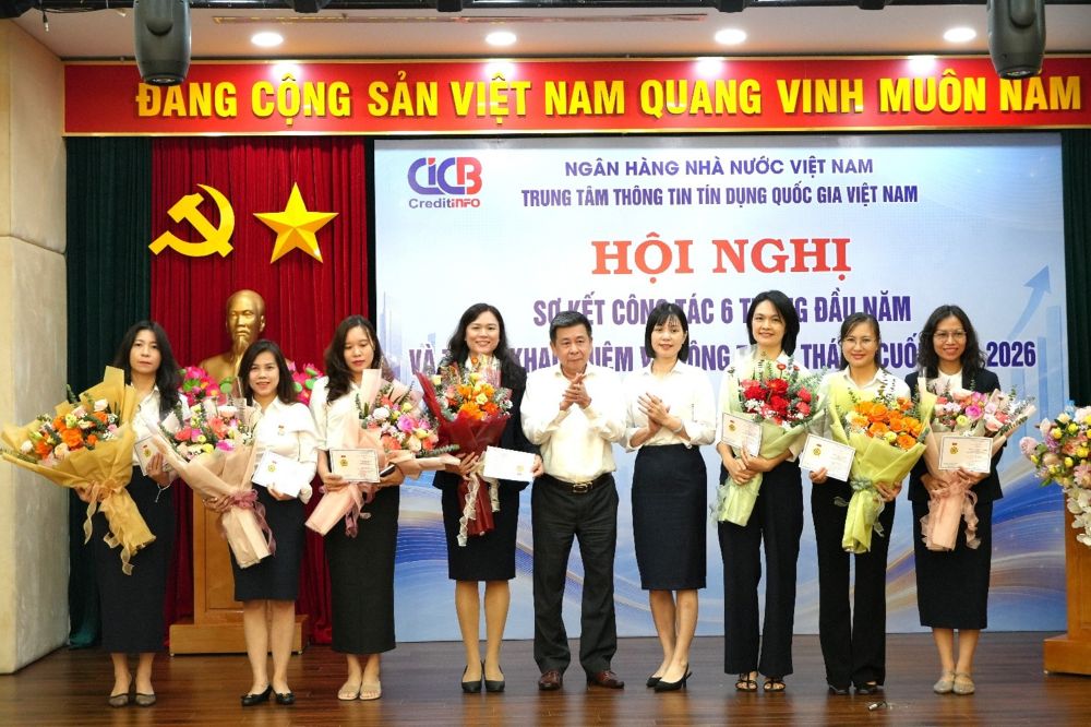 Ban Lãnh đạo CIC trao kỷ niệm chương Vì sự nghiệp Ngân hàng cho các cá nhân tại CIC. Ảnh CIC