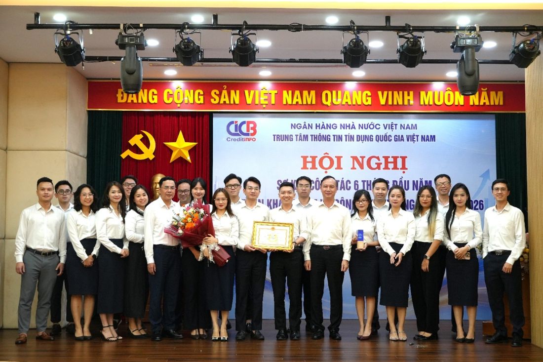 Ban Lãnh đạo trao bằng khen cho đội thi của CIC đạt thành tích tại Hội thi Chuyển đổi số ngành Ngân hàng 2026. Ảnh CIC