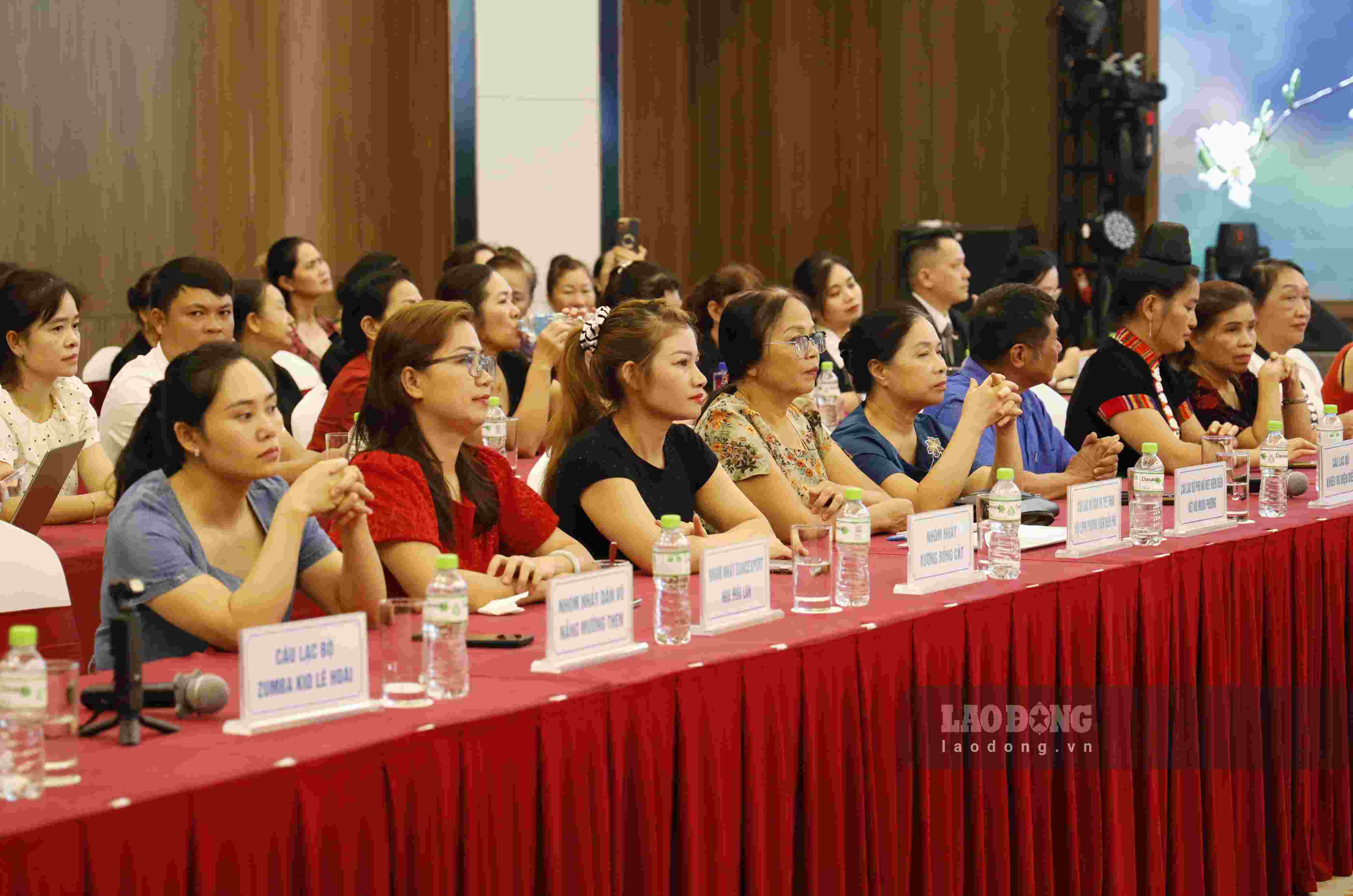 Đông đảo các CLB văn hoá, văn nghệ và doanh nghiệp kinh doanh du lịch tham gia chương trình. Ảnh: Tân Văn