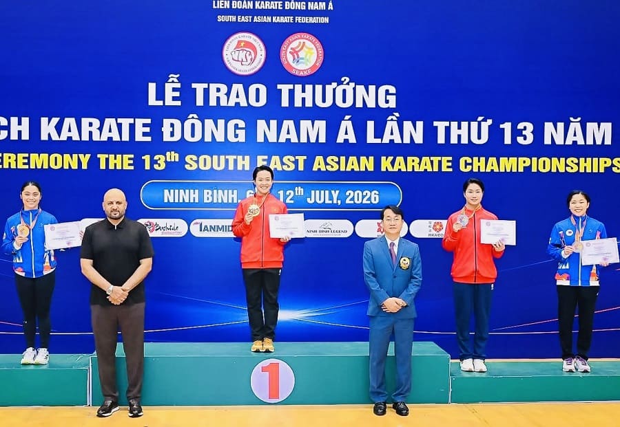La luchadora Nguyen Ngoc Tram (centro) recibe una medalla de oro en la categoría individual femenina de kata en el Campeonato de Kárate del Sudeste Asiático 2026. Foto: Federación Asiática de Kárate - AKF