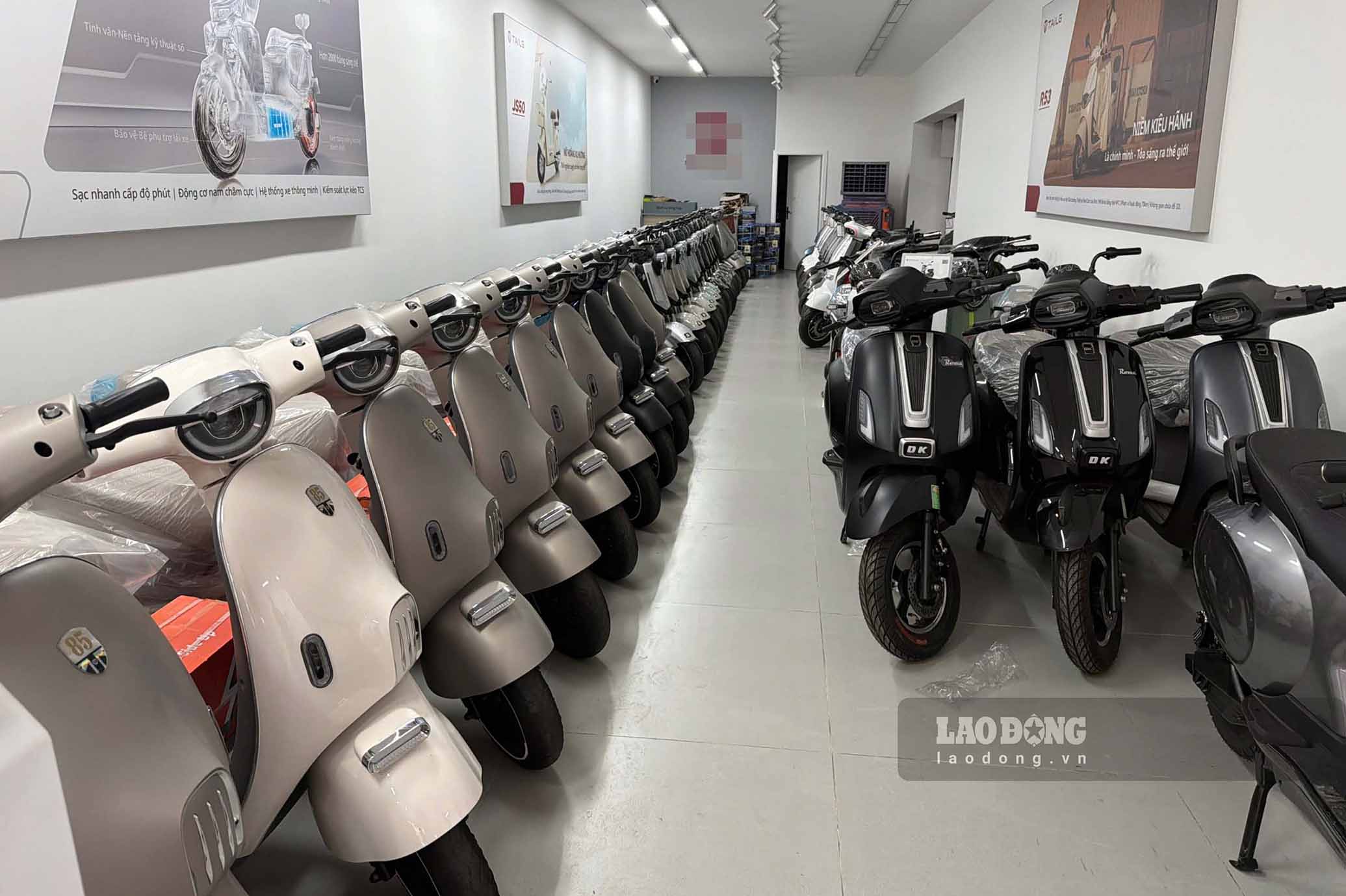 Một số mẫu xe được trưng bày tại cửa hàng xe máy điện quy mô lớn tại số 929 Ngãi Cầu, An Khánh. Ảnh: Nhóm phóng viên.