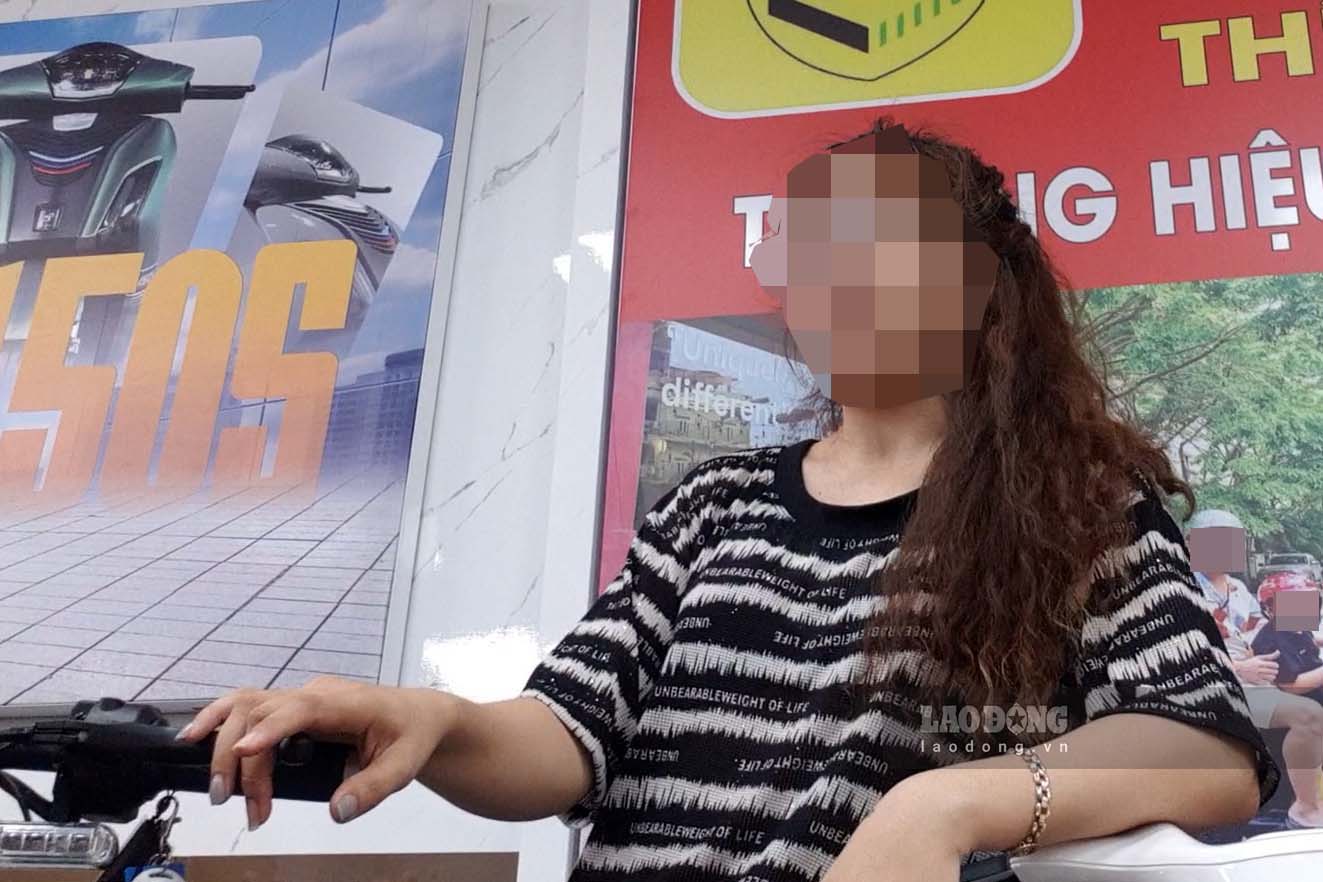 Chủ cửa hàng xe điện “Thế giới xe độc lạ” tư vấn cho phóng viên. Ảnh: Nhóm phóng viên.