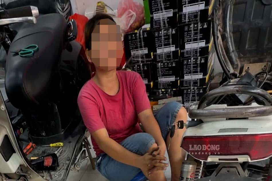 Bà chủ cửa hàng xe máy điện tại số 929 Ngãi Cầu, An Khánh trong cuộc trao đổi với phóng viên. Ảnh: Nhóm phóng viên.