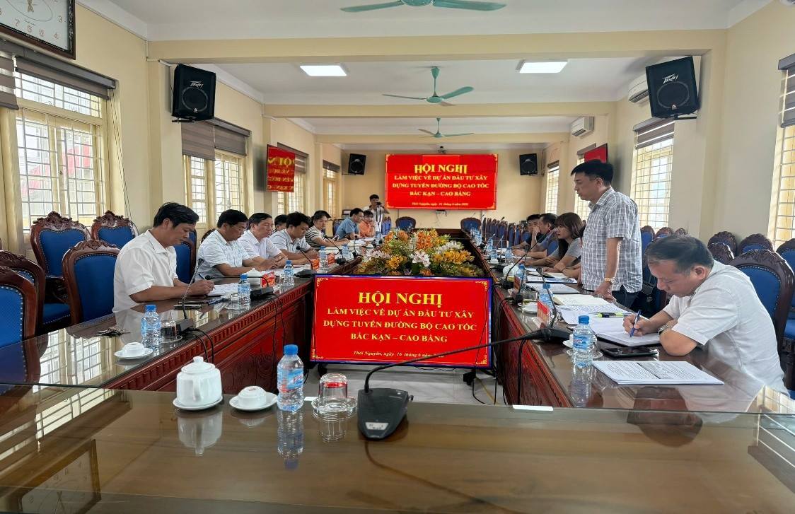 Các cơ quan chuyên môn của 2 tỉnh Thái Nguyên, Cao Bằng họp thống nhất công tác giải phóng mặt bằng dự án. Ảnh: Sở Xây dựng Cao Bằng
