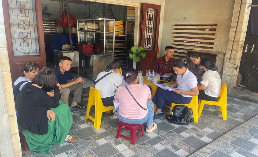 La delegación intersectorial trabaja con la instalación infractora en el caso de "intoxicación por pan" en Điện Bàn, Đà Nẵng. Foto: Proporcionada por el Comité Popular del barrio de Điện Bàn
