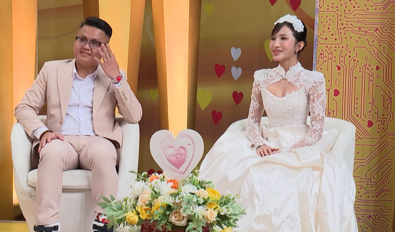 The couple tells stories of dating until marriage at the "Vo chong son" show. Photo: MCV