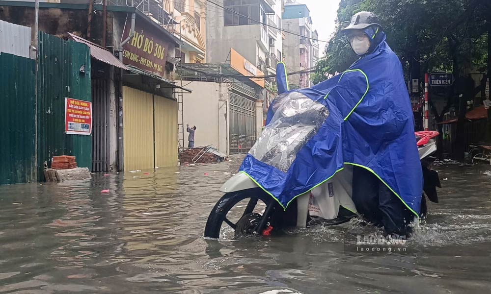Some streets flooded after the afternoon rain of July 9. Photo: Hai Danh