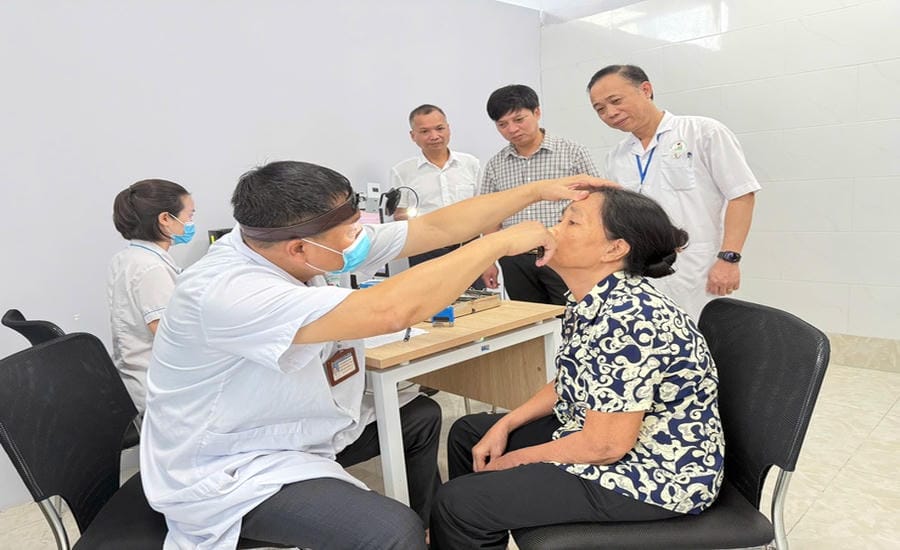 Doctors examine people. Photo: Hanoi Department of Health provided