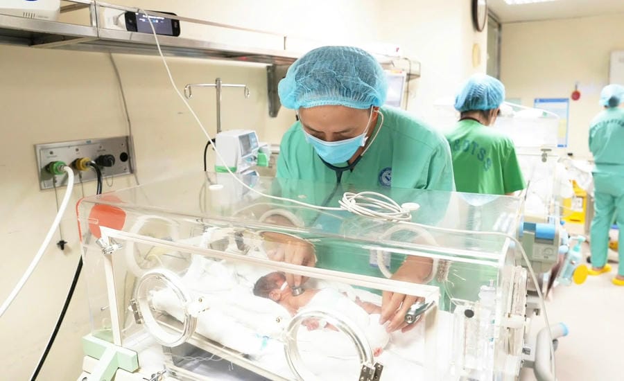 Doctors examine a newborn baby. Photo: Central Obstetrics and Gynecology Hospital