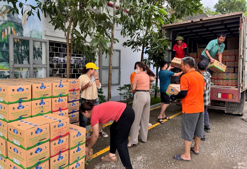 Công đoàn Công ty TNHH Giầy Venus Việt Nam mua sữa phát cho người lao động giải nhiệt ngày nắng nóng. Ảnh: Công đoàn công ty cung cấp