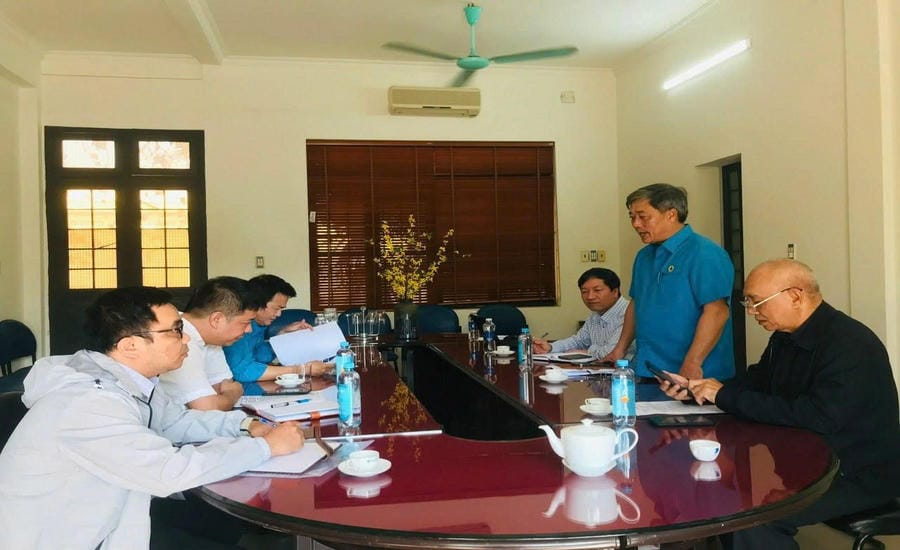 Hue City Labor Federation coordinates with relevant functional agencies to work at Phuong Minh Joint Stock Company on the situation of salary arrears and late payment of social insurance, health insurance, and unemployment insurance regimes. Photo: Hue Trade Union.