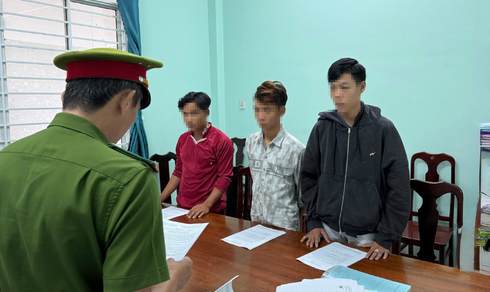 Toàn rủ Nghĩa và Huy cùng tham gia, đồng thời chuẩn bị 3 dao tự chế mang theo làm hung khí để giải quyết mâu thuẫn với nhóm của Bảo. Ảnh: Công an cung cấp