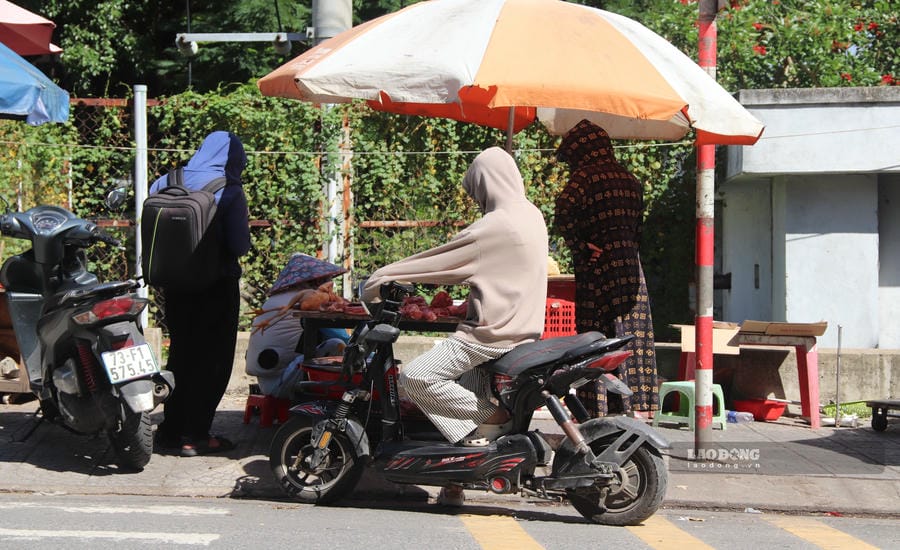Food of unknown origin, temporarily sold on sidewalks, is a source of daily meals for most workers. Photo: Nguyen Linh