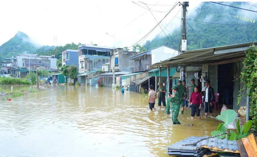 Heavy rain floods many roads and residential areas in Lao Cai. Photo: Bao Nguyen