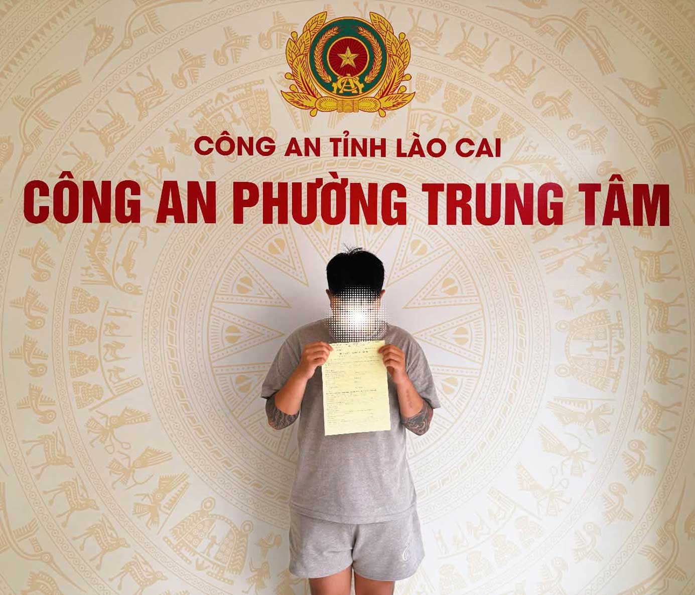 Young man N.M. T. was fined 4 million VND by the Ward Police for using e-cigarettes. Photo: Trung Tam Ward Police